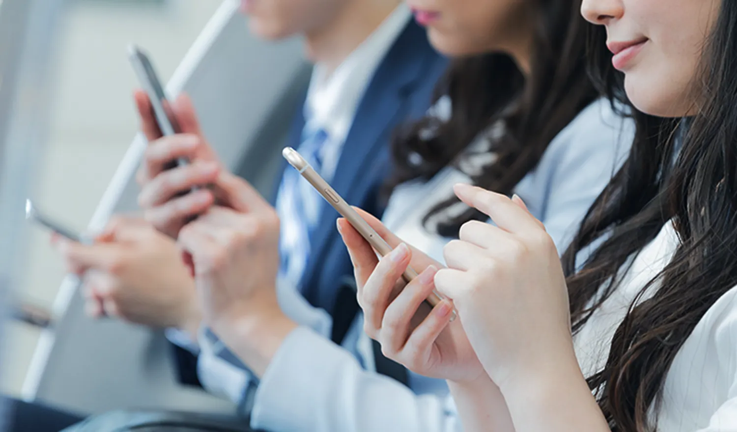 スマホを触る人達