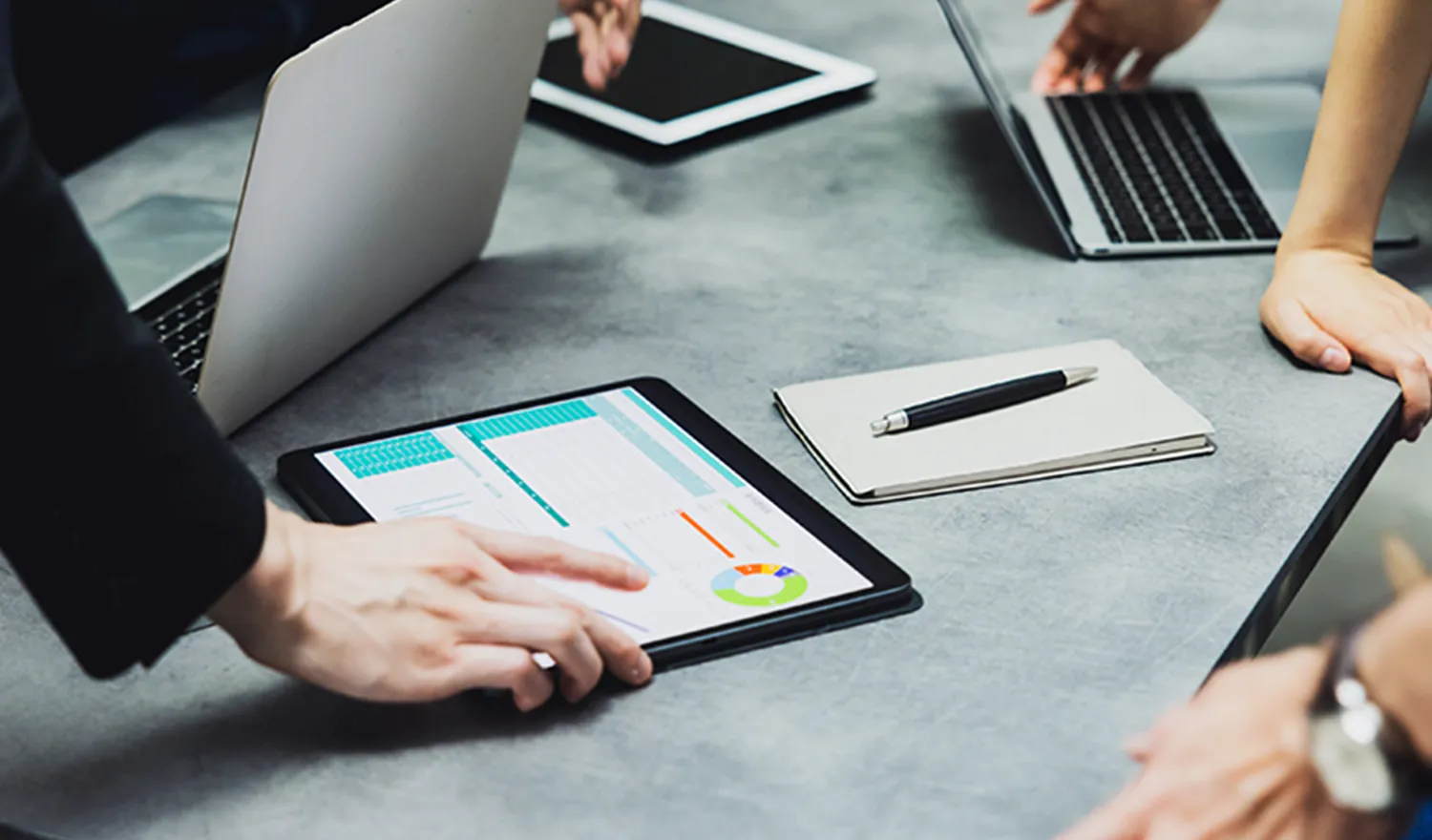 事業戦略を練る様子